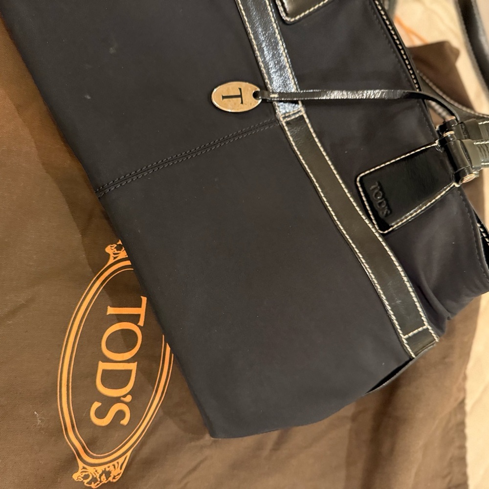 Tod's Black Shoulder Bag with Structured Design - Picture 13 of 13